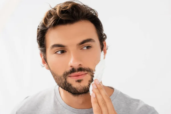 Jovem Barbudo Aplicando Espuma Barbear Isolado Cinza — Fotografia de Stock