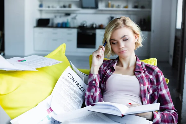 Junge Blonde Frau Hält Notizbuch Und Denkt Nach — Stockfoto