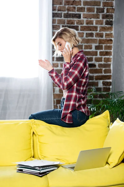 Young Blonde Woman Checkered Shirt Talking Smartphone — Stock Photo, Image