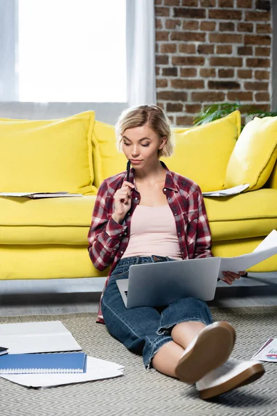 Jong Blond Vrouw Zitten Vloer Met Laptop Knieën Werken Thuis — Stockfoto