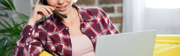 Cropped View Young Blonde Woman Having Webinar Talking Microphone Horizontal — Stockfoto