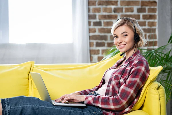 Young Blonde Woman Having Webinar Sitting Sofa Laptop — Stock Photo, Image