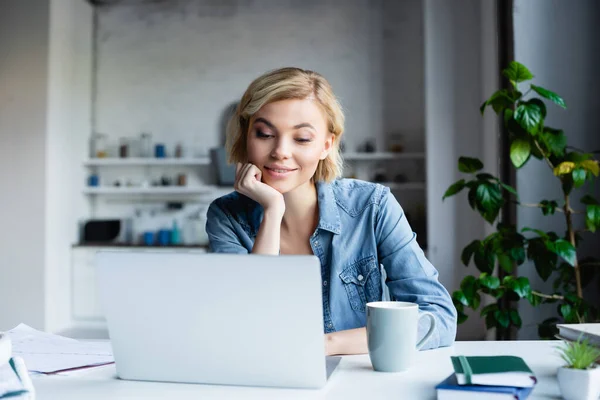 Young Blonde Woman Leaning Chin Hand Working Laptop — Stock Photo, Image