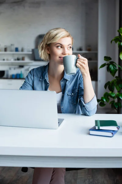 Young Blonde Woman Working Home Drinking Tea — Stock Photo, Image