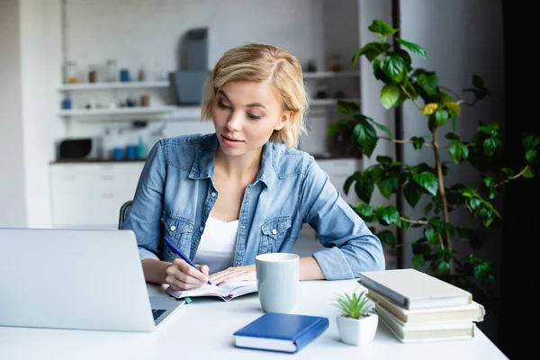 Joven Mujer Rubia Estudiando Línea Tomando Notas —  Fotos de Stock