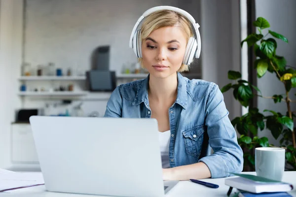 Ung Blond Kvinna Hörlurar Arbetar Hemifrån — Stockfoto