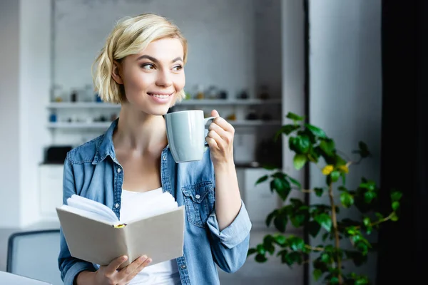 Junge Blonde Frau Liest Buch Und Trinkt Tee Hause — Stockfoto