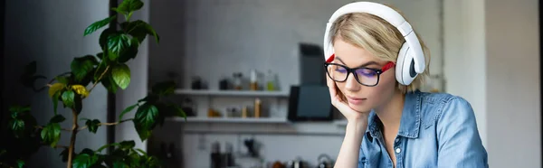 Young Blonde Woman Eyeglasses Headphones Looking Horizontal Banner — Zdjęcie stockowe