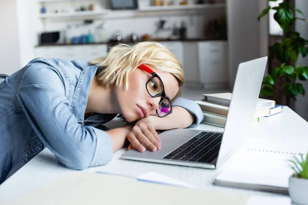 Stanca Donna Bionda Con Gli Occhiali Che Lavora Casa Sdraiata — Foto Stock