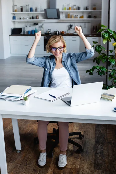 Joven Rubia Gafas Feliz Con Las Manos Levantadas — Foto de Stock