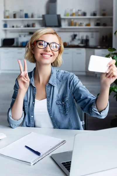 Jong Blond Vrouw Bril Nemen Selfie Tonen Vrede Teken — Stockfoto