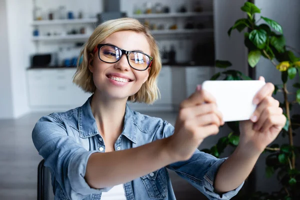 Jovem Loira Tomando Selfie Enquanto Trabalhava Casa — Fotografia de Stock