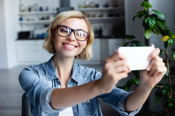 Mladá Blondýna Žena Přičemž Selfie Při Práci Domova — Stock fotografie