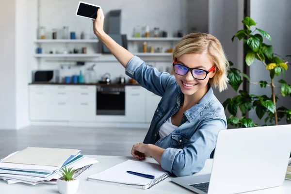 Νεαρή Ξανθιά Γυναίκα Που Παίρνει Selfie Ενώ Εργάζεται Από Σπίτι — Φωτογραφία Αρχείου