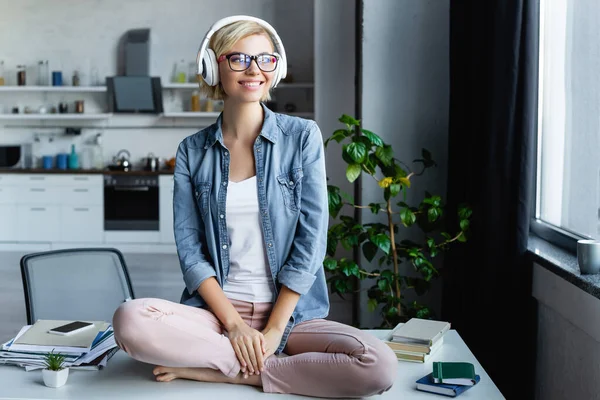 Ung Blondine Kvinde Briller Lytter Musik Sidder Bordet - Stock-foto