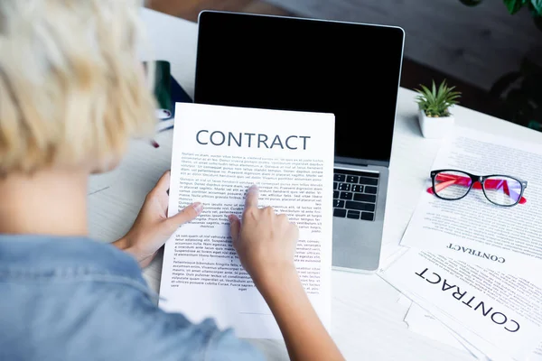 Achteraanzicht Van Vrouw Wijzend Met Vinger Naar Contract — Stockfoto