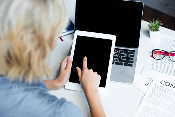 Rückansicht Einer Frau Die Mit Dem Finger Auf Ein Digitales — Stockfoto