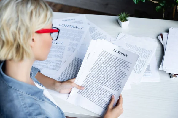 Fiatal Szőke Szemüvegben Dolgozik Dokumentumok — Stock Fotó