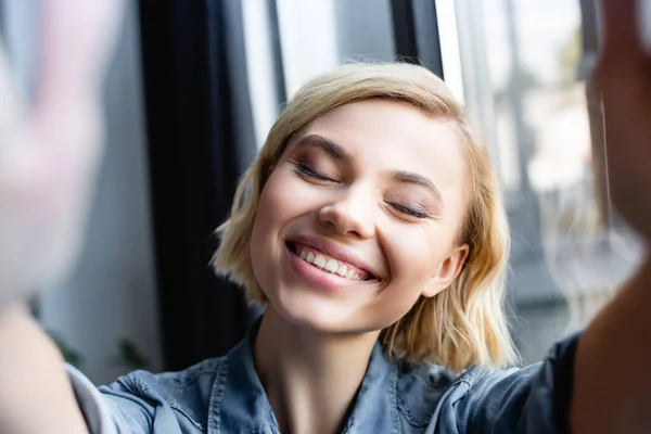 Blond Vrouw Glimlachen Met Gesloten Ogen — Stockfoto