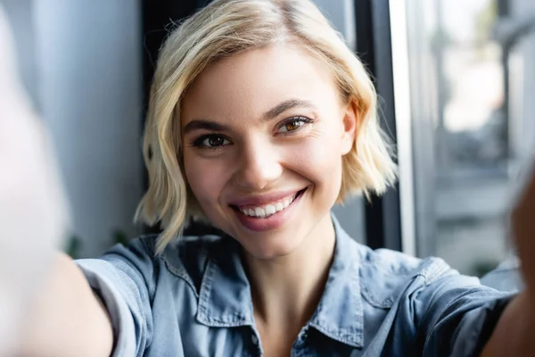 Blonde Woman Smiling Looking Camera Blurred Foreground — Stock Photo, Image