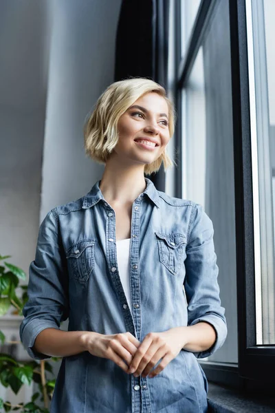 Portrait Smiling Woman Standing Window — Stock Photo, Image