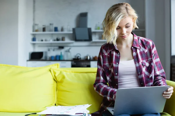 Mujer Rubia Con Camisa Cuadros Trabajando Desde Casa Escribiendo Portátil —  Fotos de Stock