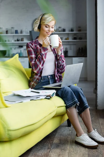 Joven Rubia Auriculares Trabajando Desde Casa Bebiendo — Foto de Stock