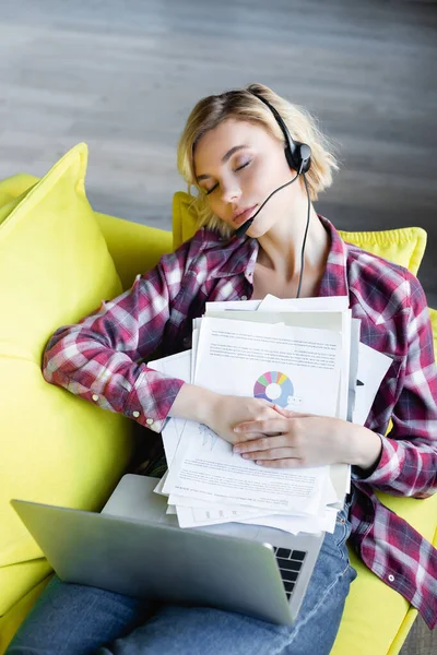 Vermoeide Blonde Vrouw Geruite Shirt Slapen Met Documenten — Stockfoto