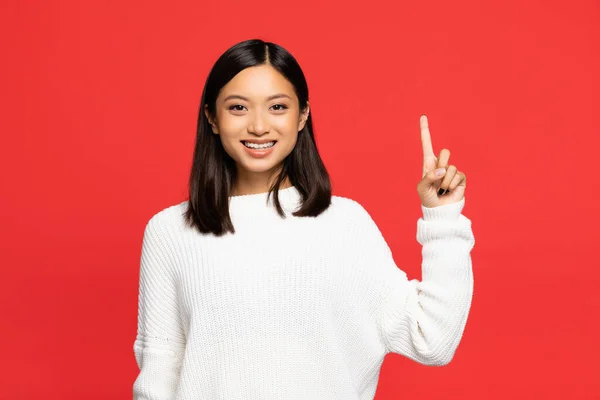 Glad Asiatisk Kvinna Tröja Pekar Med Fingret Isolerat Rött — Stockfoto