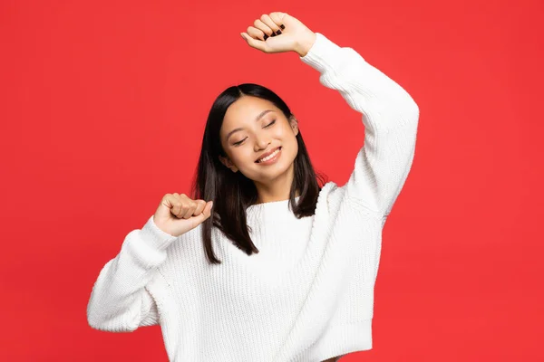 Glücklich Und Junge Asiatische Frau Mit Geschlossenen Augen Jubelt Isoliert — Stockfoto