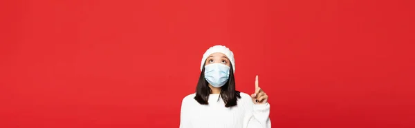 Jovem Asiático Mulher Médico Máscara Chapéu Apontando Com Dedo Enquanto — Fotografia de Stock