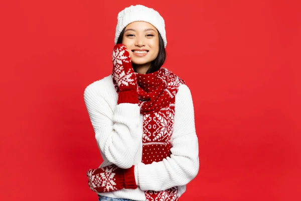 Alegre Joven Asiático Mujer Blanco Sombrero Mitones Bufanda Sonriendo Aislado — Foto de Stock