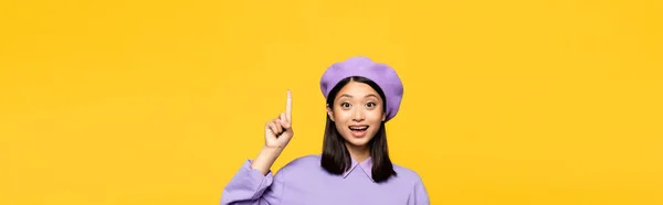 Happy Asian Woman Beret Pointing Finger Isolated Yellow Banner — Stock Photo, Image