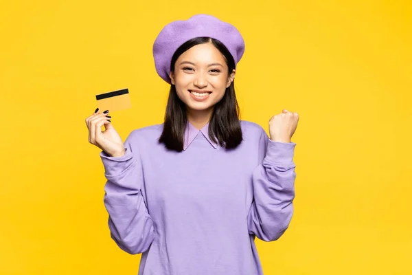 Excited Asian Woman Beret Holding Credit Card Rejoicing Isolated Yellow — Stock Photo, Image