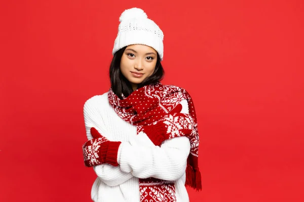 Cheerful Asian Woman Mittens Hat Scarf Embracing Herself Isolated Red — Stock Photo, Image