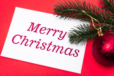 Kırmızı arka planda mutlu noel kartları ve dekorasyonlar