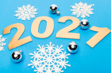 Yeni yıl dekorasyonu ve mavi arkaplanda 2021 numara