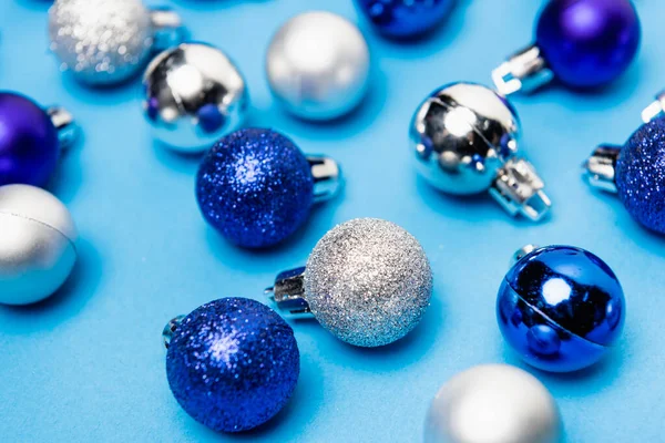 Brillantes Adornos Navidad Sobre Fondo Azul —  Fotos de Stock