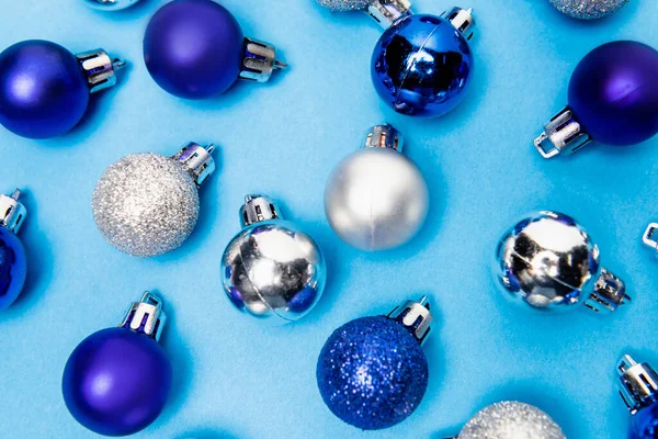 Bovenaanzicht Van Glanzende Kerstballen Blauwe Achtergrond — Stockfoto