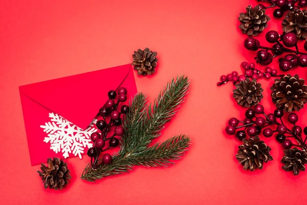 圣诞装饰的顶视图和红色背景的信封 — 图库照片