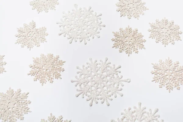 白い背景に冬の雪の結晶と — ストック写真