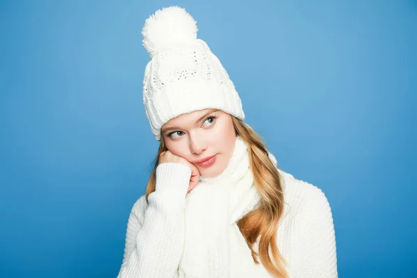 Pensive Blonde Mooie Vrouw Winter Witte Outfit Blauwe Achtergrond — Stockfoto