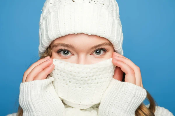 Mooie Vrouw Bedekking Mond Met Sjaal Blauwe Achtergrond — Stockfoto