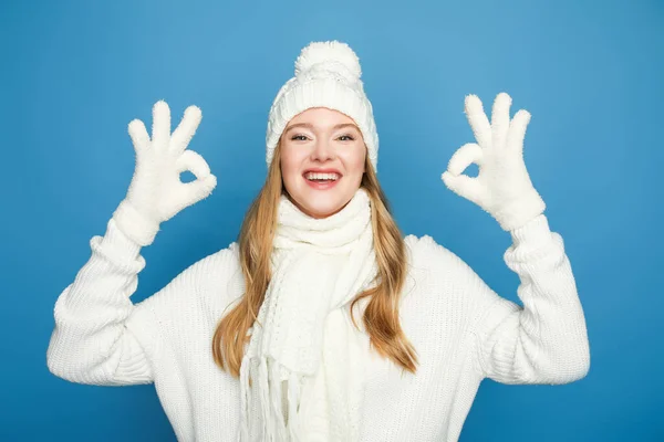 Mulher Bonita Loira Feliz Inverno Roupa Branca Mostrando Fundo Azul — Fotografia de Stock