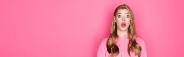 Shocked Beautiful Woman Open Mouth Pink Background Banner — Stock Photo, Image