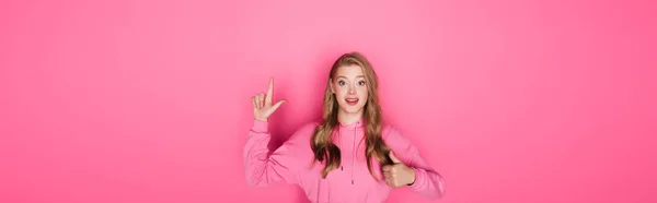 Sorrindo Bela Mulher Apontando Com Dedo Mostrando Polegar Fundo Rosa — Fotografia de Stock