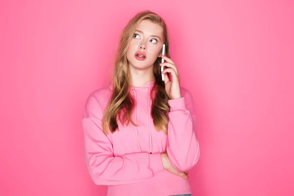 Hermosa Mujer Pensativa Hablando Teléfono Inteligente Sobre Fondo Rosa — Foto de Stock