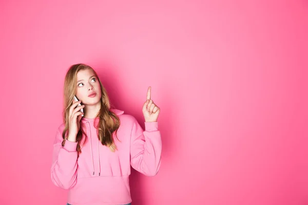 Hermosa Mujer Hablando Teléfono Inteligente Apuntando Hacia Arriba Fondo Rosa — Foto de Stock