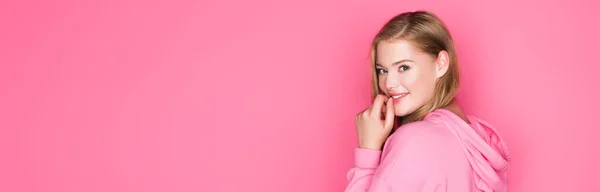 Красивая Молодая Женщина Толстовке Улыбается Розовом Фоне Баннер — стоковое фото