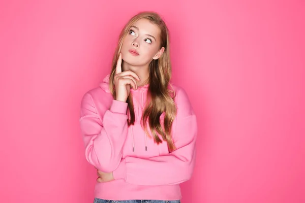 Pensoso Bella Giovane Donna Felpa Con Cappuccio Sfondo Rosa — Foto Stock